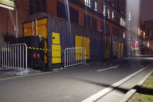 镇海柴油发电机组的输出电压是如何调节的？